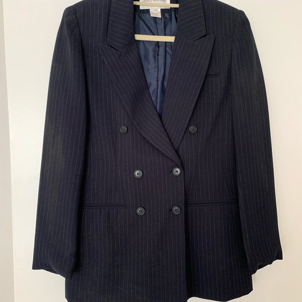 Jones of New York navy and white pinstripe suit, jacket and matching pants sz 4